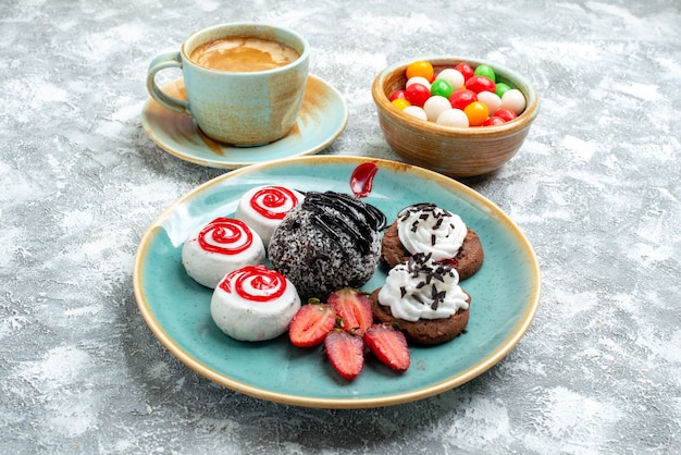 Бесплатное фото Вид спереди сладкое печенье с шоколадным тортом и кофе на белом пространстве