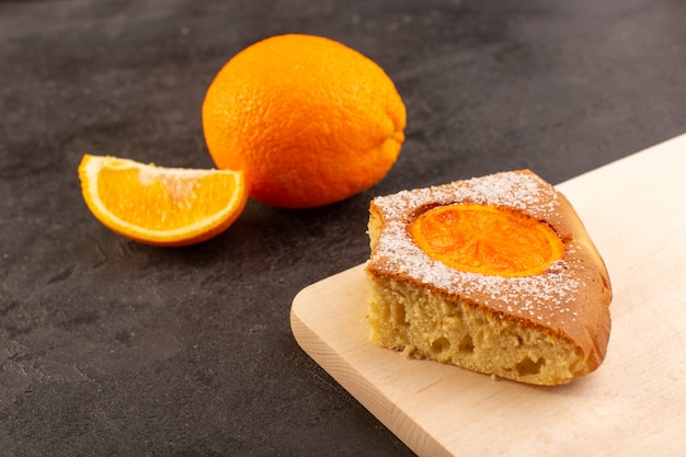 전면보기 달콤한 오렌지 케이크 회색 배경에 슬라이스 및 전체 오렌지와 함께 케이크의 달콤한 맛있는 조각 비스킷 달콤한 설탕