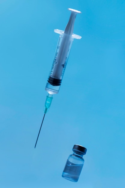 Вид спереди шприц с вакциной на крупном плане