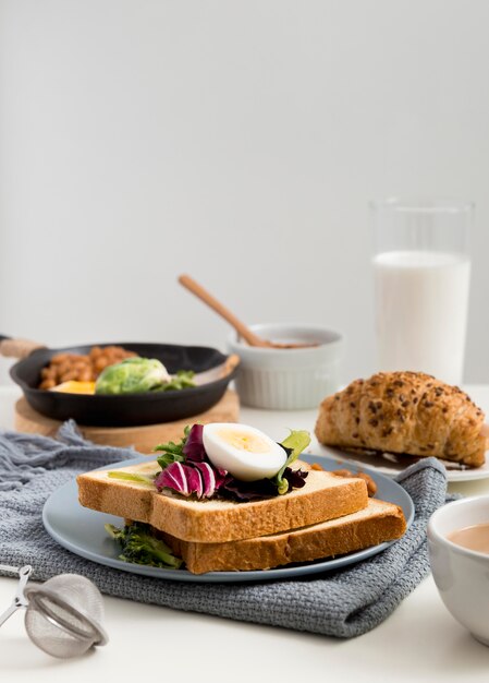 전면에 테이블에 토스트와 함께 맛있는 아침 식사