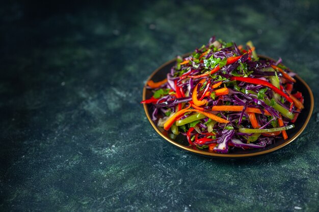 Вид спереди вкусный салат из капусты на темном фоне еда праздник диета здоровая еда обед закуска хлеб