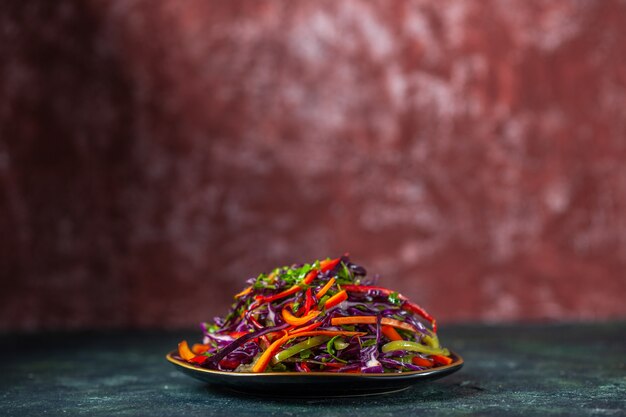 Foto gratuita vista frontale gustosa insalata di cavolo sullo sfondo scuro vacanza dieta salute pasto pranzo spuntino pane cibo
