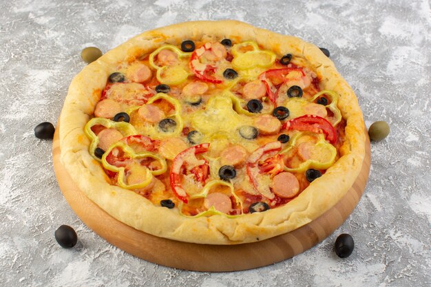 Вид спереди вкусная сырная пицца с оливковыми сосисками и красными помидорами на сером