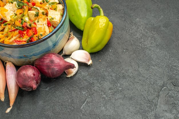 Vista frontale gustosa insalata di pollo con verdure sulla dieta di salute matura tavolo scuro