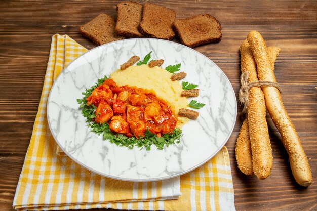 갈색 책상 고기 요리 저녁 식사 감자 식사에 mushed 감자와 빵 전면보기 맛있는 치킨 조각