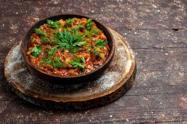 Foto gratuita gustoso pasto cucinato vista frontale composto da verdure e verdure a fette