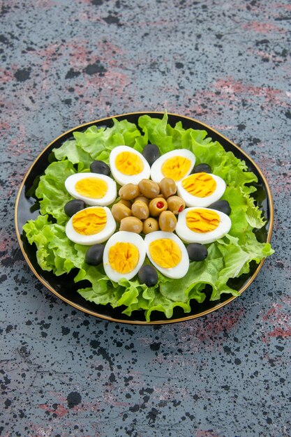 вид спереди вкусный яичный салат состоит из зеленого салата и оливок на светлом фоне