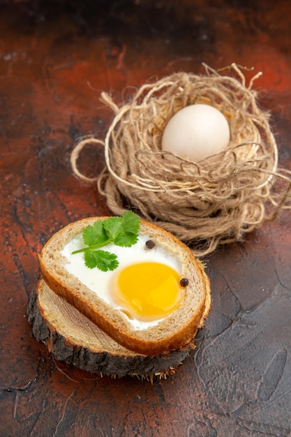 正面図ダークブラウンの背景においしい卵トースト朝食ランチカラー食品写真朝サラダ食事