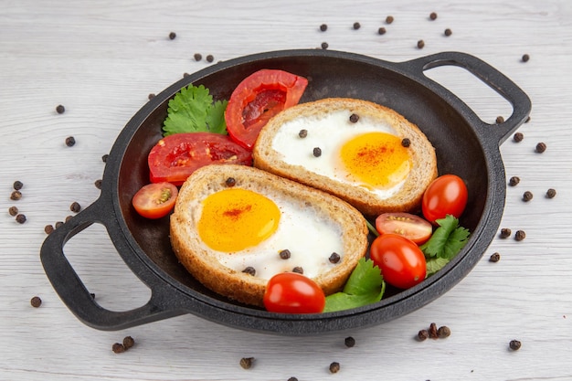 전면 보기 흰색 배경에 팬 안에 토마토와 함께 맛있는 계란 토스트 아침 점심 컬러 샐러드 음식 식사