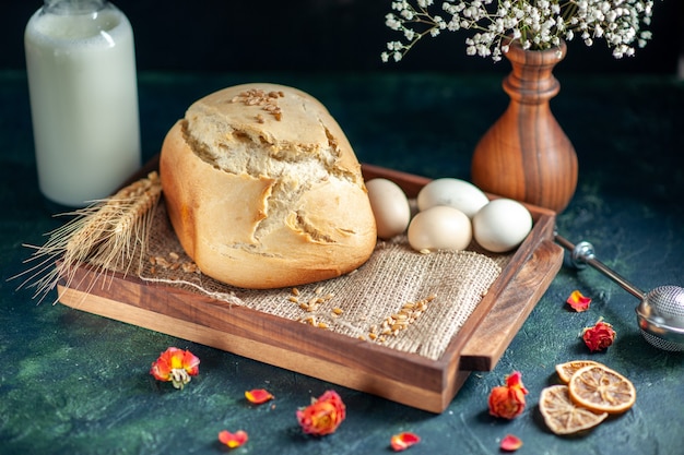 Foto gratuita vista frontale gustoso pane fresco con uova e latte su superficie scura