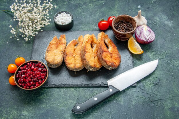 전면보기 어두운 표면에 맛있는 튀긴 생선 식사 후추 고기 튀김 해산물 바다 음식 샐러드 요리 요리