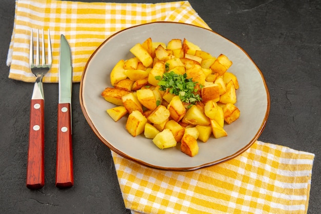 Foto gratuita vista frontale gustose patate fritte all'interno del piatto sul tavolo scuro