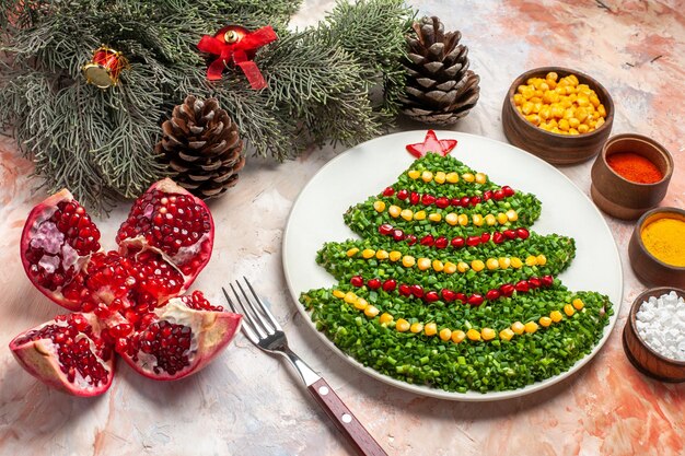 明るい背景に調味料と新年の木の形で正面図おいしいグリーンサラダ