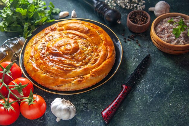 正面図暗い背景にトマトと鍋の中のおいしいミートパイケーキ食品焼き生地オーブンパイペストリービスケット