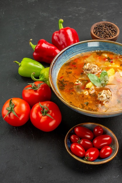 어두운 배경에 신선한 야채와 함께 전면보기 맛있는 고기 수프