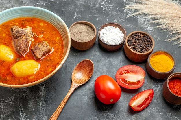 Foto gratuita vista frontale gustosa zuppa di carne con condimenti