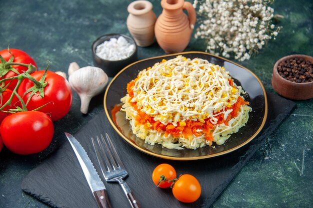 어두운 배경에 접시 안에 전면보기 맛있는 미모사 샐러드