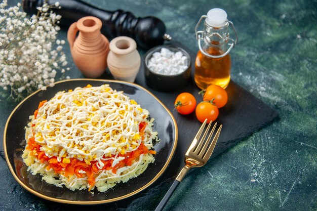 진한 파란색 배경에 접시 안에 전면보기 맛있는 미모사 샐러드