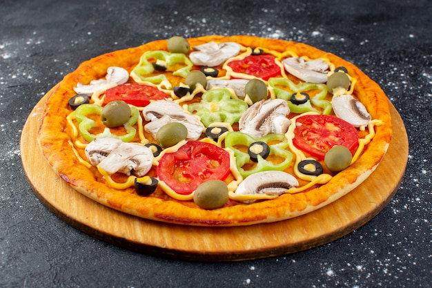 Vista frontale gustosa pizza ai funghi con pomodori rossi peperoni, olive e funghi tutti affettati all'interno su grigio