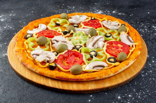 Front view tasty mushroom pizza with red tomatoes bell-peppers olives and mushrooms all sliced inside on grey