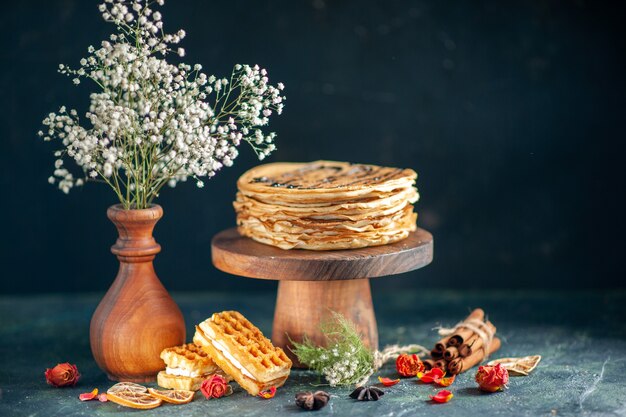 진한 파란색 표면에 전면 보기 맛있는 팬케이크