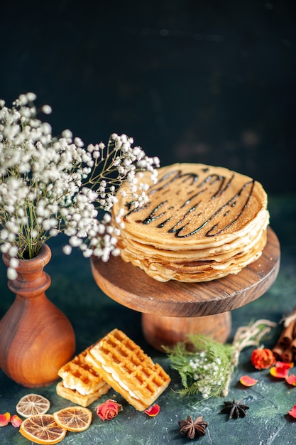 Вид спереди вкусные блины на темно-синей поверхности