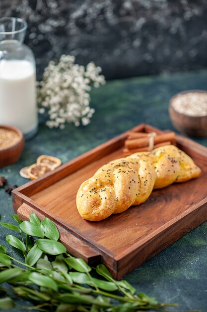 진한 파란색 표면에 전면 보기 맛있는 패스트리