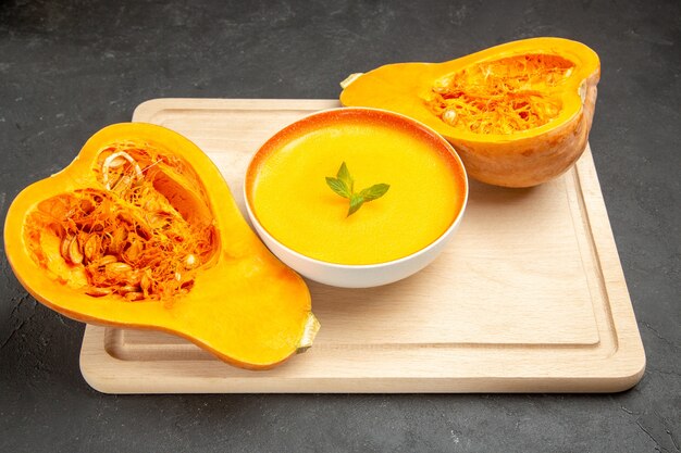 Вид спереди вкусный тыквенный суп со свежими тыквами на светлом столе, фруктовый суп