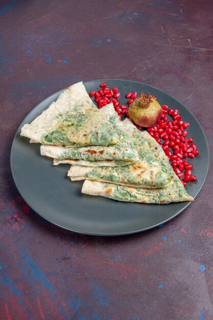 전면보기 맛있는 qutabs 어두운 표면 지방 요리 접시 반죽 식사에 내부 채소와 반죽 조각을 요리