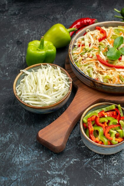 밝은 회색 테이블에 신선한 야채와 함께 전면 보기 맛있는 샐러드