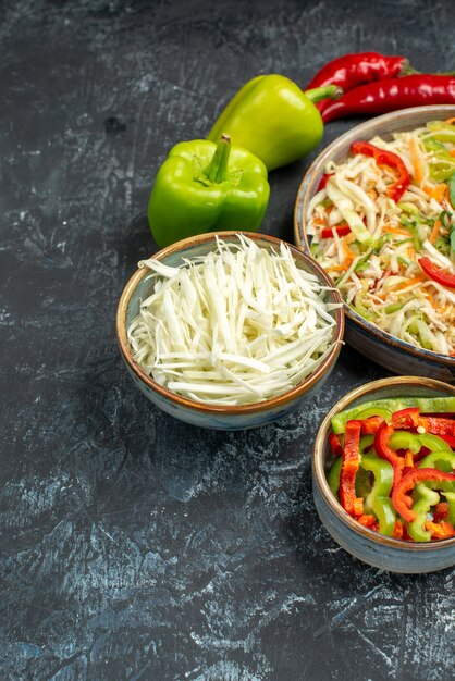 Бесплатное фото Вид спереди вкусный салат со свежими овощами на светло-сером столе