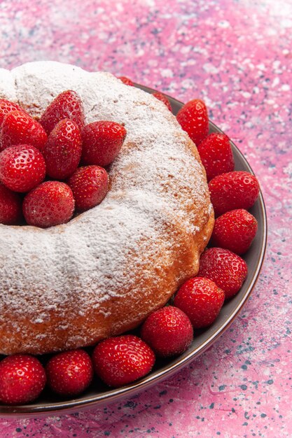 Вид спереди вкусный клубничный пирог с сахарной пудрой на розовом