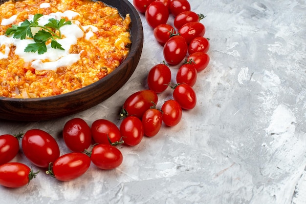 흰색 배경에 신선한 토마토를 곁들인 맛있는 토마토 오믈렛 아침 조식 스크램블 에그 빵 우유 점심