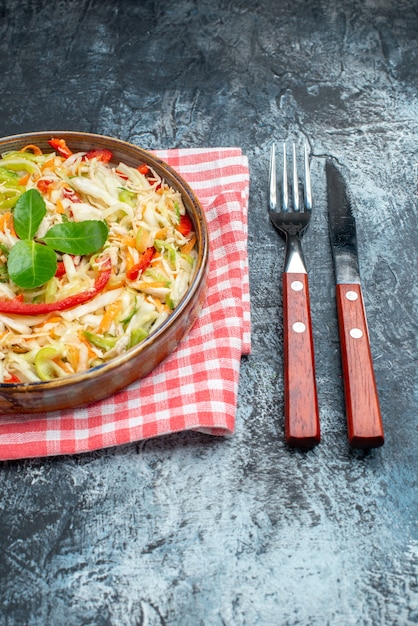 밝은 회색 테이블에 쟁반 안에 있는 전면 보기 맛있는 야채 샐러드