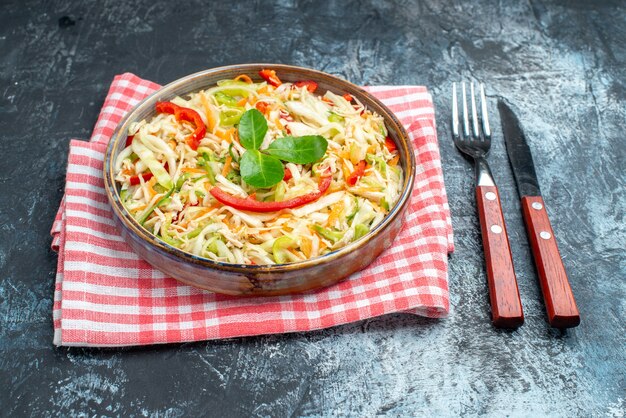 밝은 회색 테이블에 쟁반 안에 있는 전면 보기 맛있는 야채 샐러드