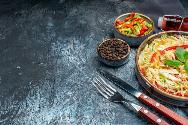 밝은 회색 테이블 건강 식사 컬러 음식 무료 장소에 전면 보기 맛있는 야채 샐러드