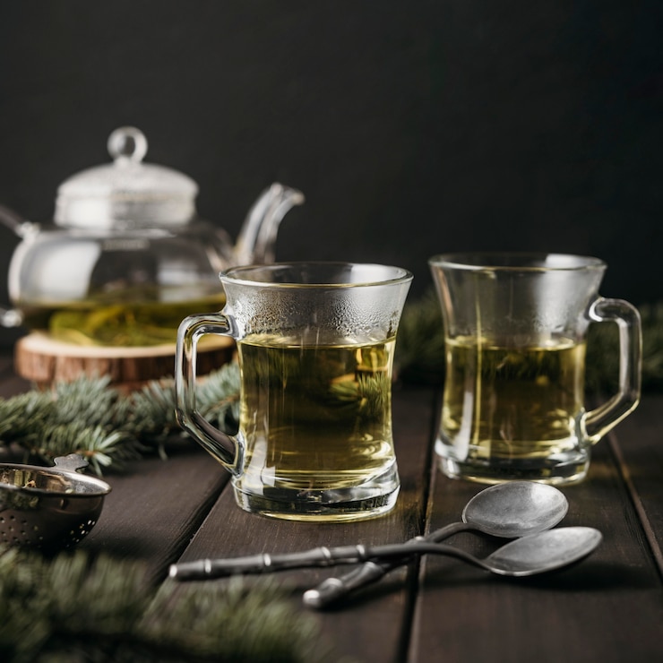 免費 Photo 用茶匙裝杯子裡的茶在前面