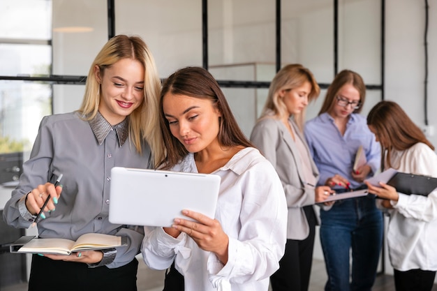 Foto gratuita riunione del gruppo di vista frontale con le donne all'ufficio