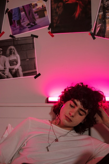 Foto gratuita adolescente di vista frontale con luce al neon