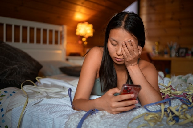 Foto gratuita rituale di postumi di una sbornia dell'adolescente di vista frontale