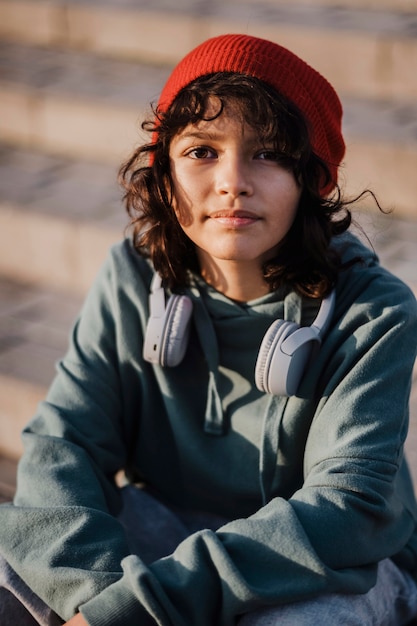 Vista frontale dell'adolescente con le cuffie