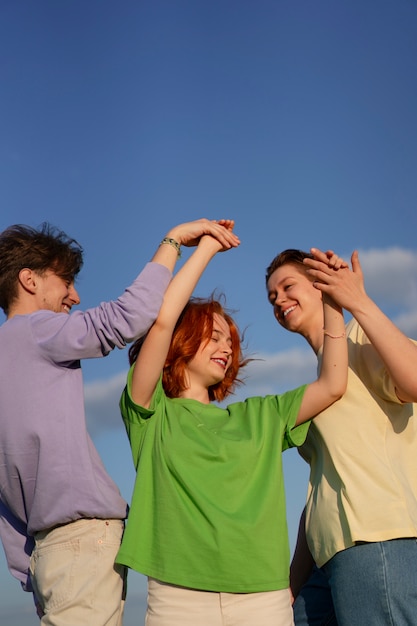 Free photo front view teenagers being friends