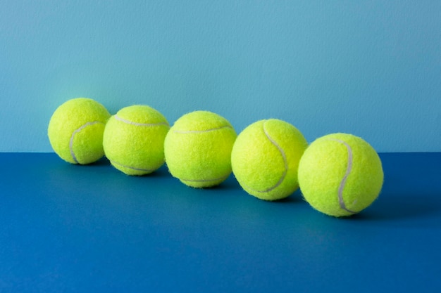 Free photo front view of tennis balls in line