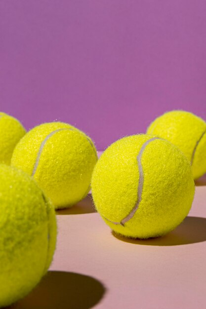 Вид спереди теннисных мячей с копией пространства