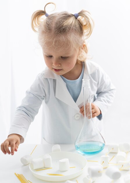 마시멜로로 과학에 대해 배우는 유아의 전면 모습