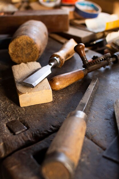 Бесплатное фото Инструменты вид спереди на плотницком столе