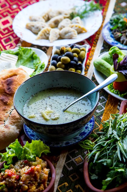 Вид спереди традиционное азербайджанское блюдо душбара с хлебом и оливками