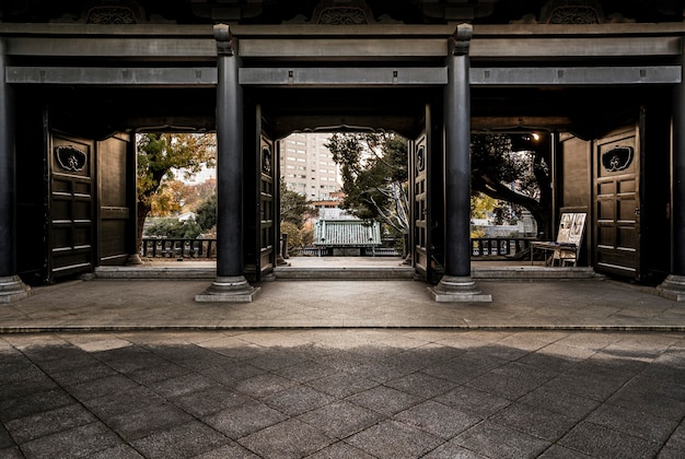 日本の伝統的な木造寺院の入り口の正面図