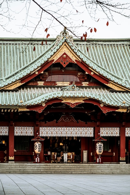 Free photo front view of traditional japanese wooden temple with roof and lanterns