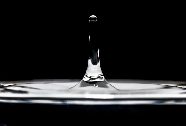 Вид спереди прозрачной капли воды в черно-белом эффекте
